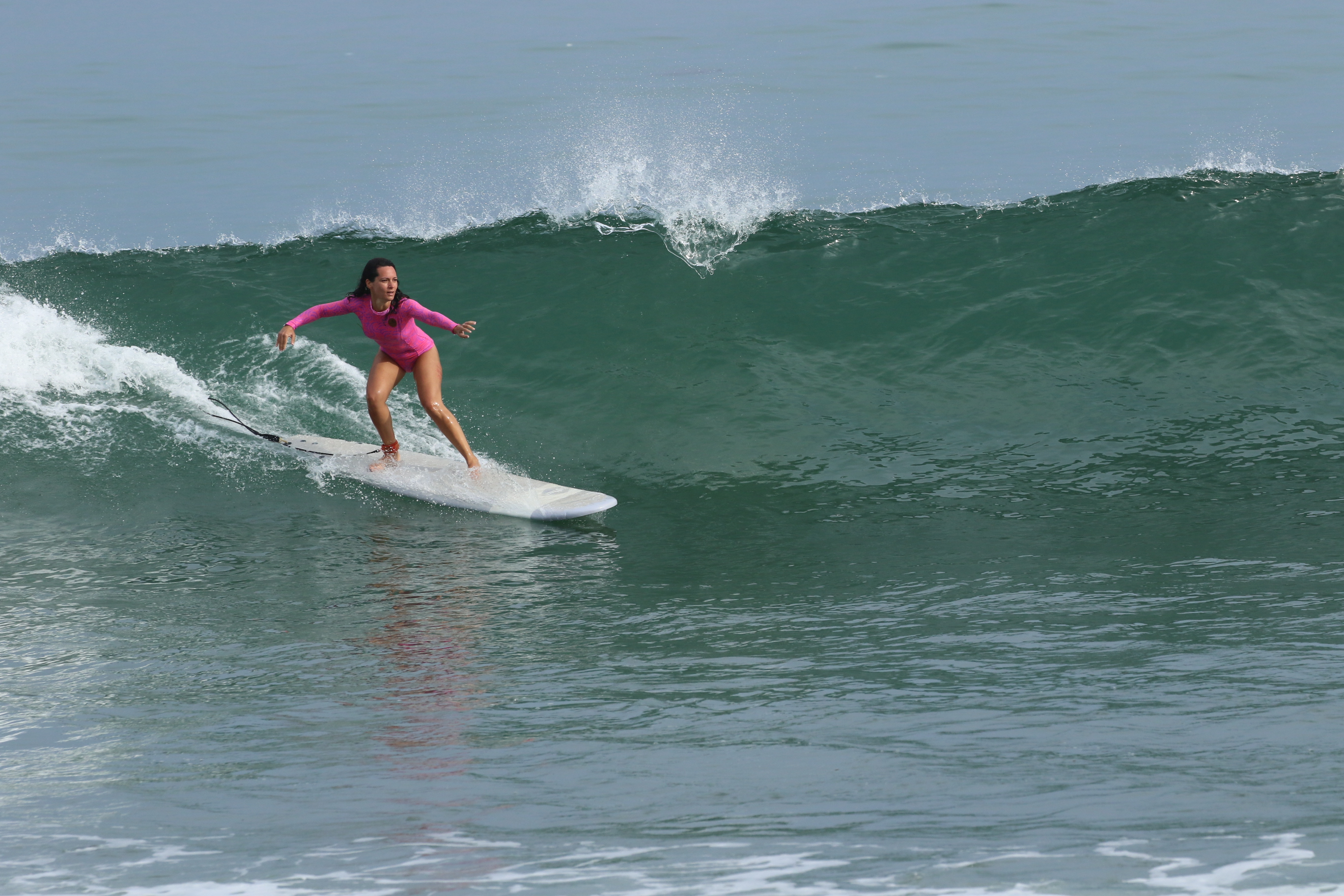 Vanesa Tejada surfeando en Máncora (Perú)