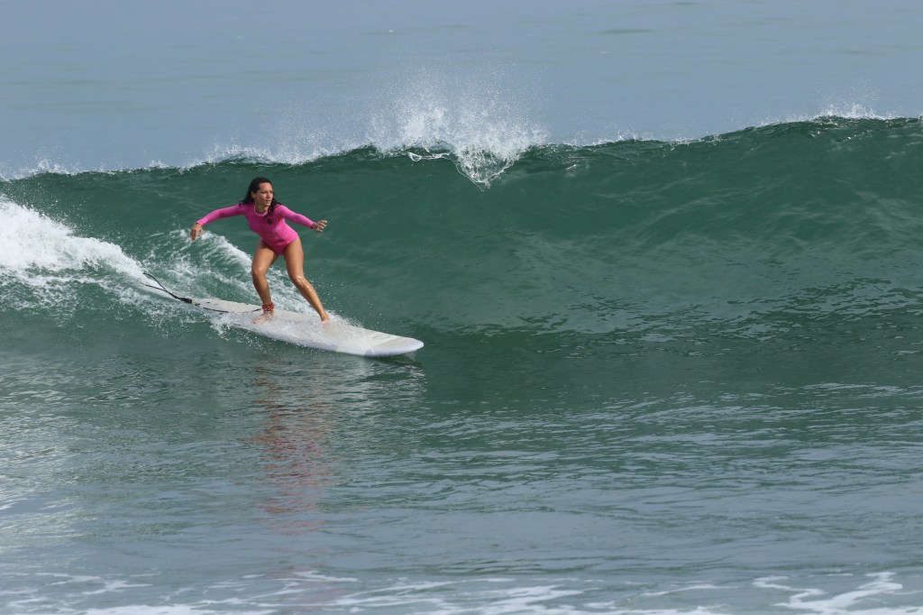 Vanesa Tejada surfeando en Máncora (Perú)